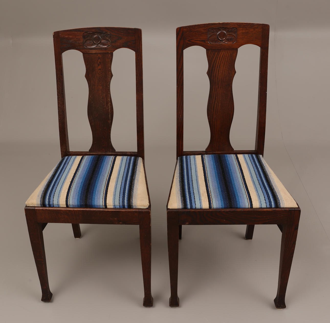 STOLAR, ett par, mörkbetsad ek, tidigt 1900-tal.