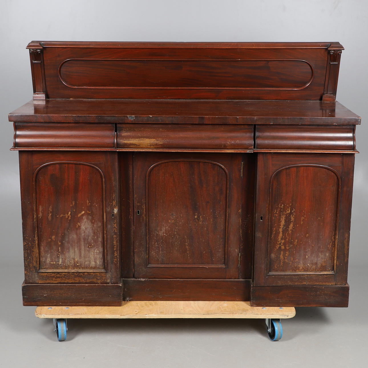 A 19TH CENTURY MAHOGANY CHIFFIONER.