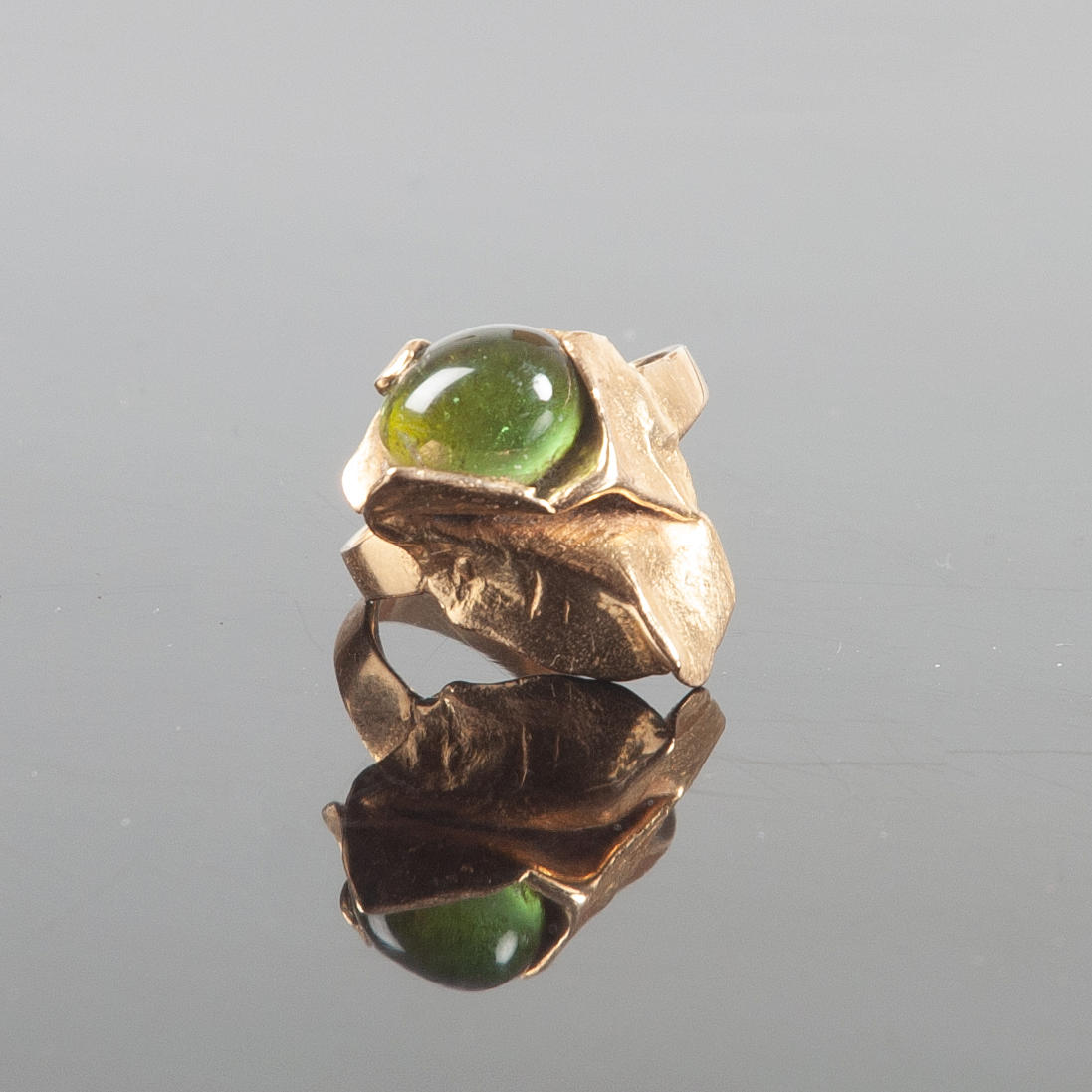 RING GULD 18k med grøn sten 6,68 g.