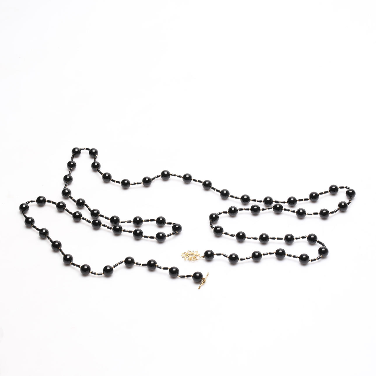 HALSKETTE mit goldenem Verschluss.