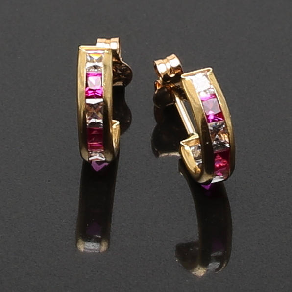 ÖRHÄNGEN i 18 K rödguld med röda och vita cubic zirkoner. Vikt 1.20 g.