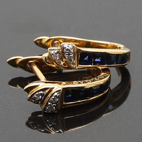 ÖRHÄNGEN i 18 K rödguld med safirer 0,49 ct och diamanter 0,02 ct. Vikt 2,34 g.