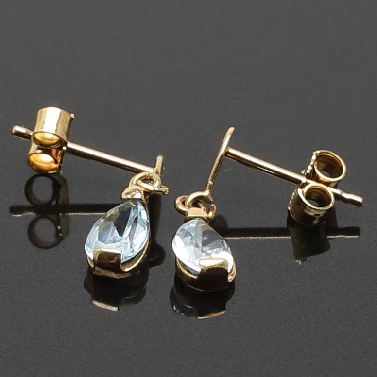 ÖRHÄNGEN i 18 K rödguld med blå topaser. Vikt 1,20 g.