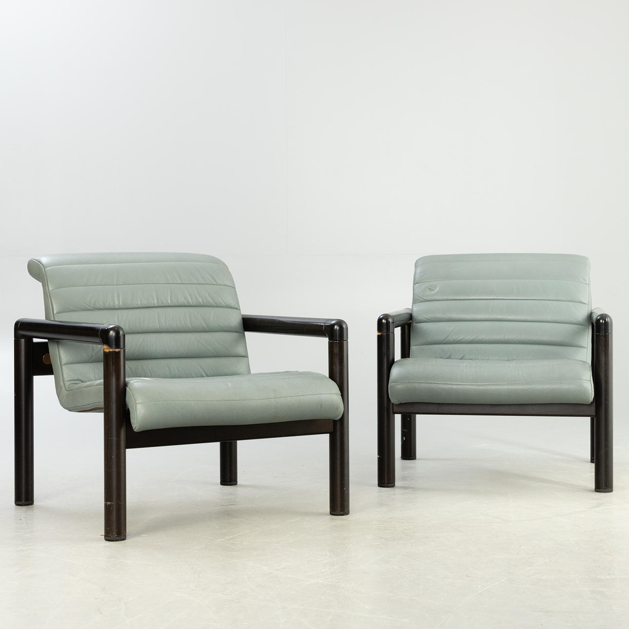 Flöjtlotto 2 st ”System Zwo” läderfåtöljer, 1980-tal (2).