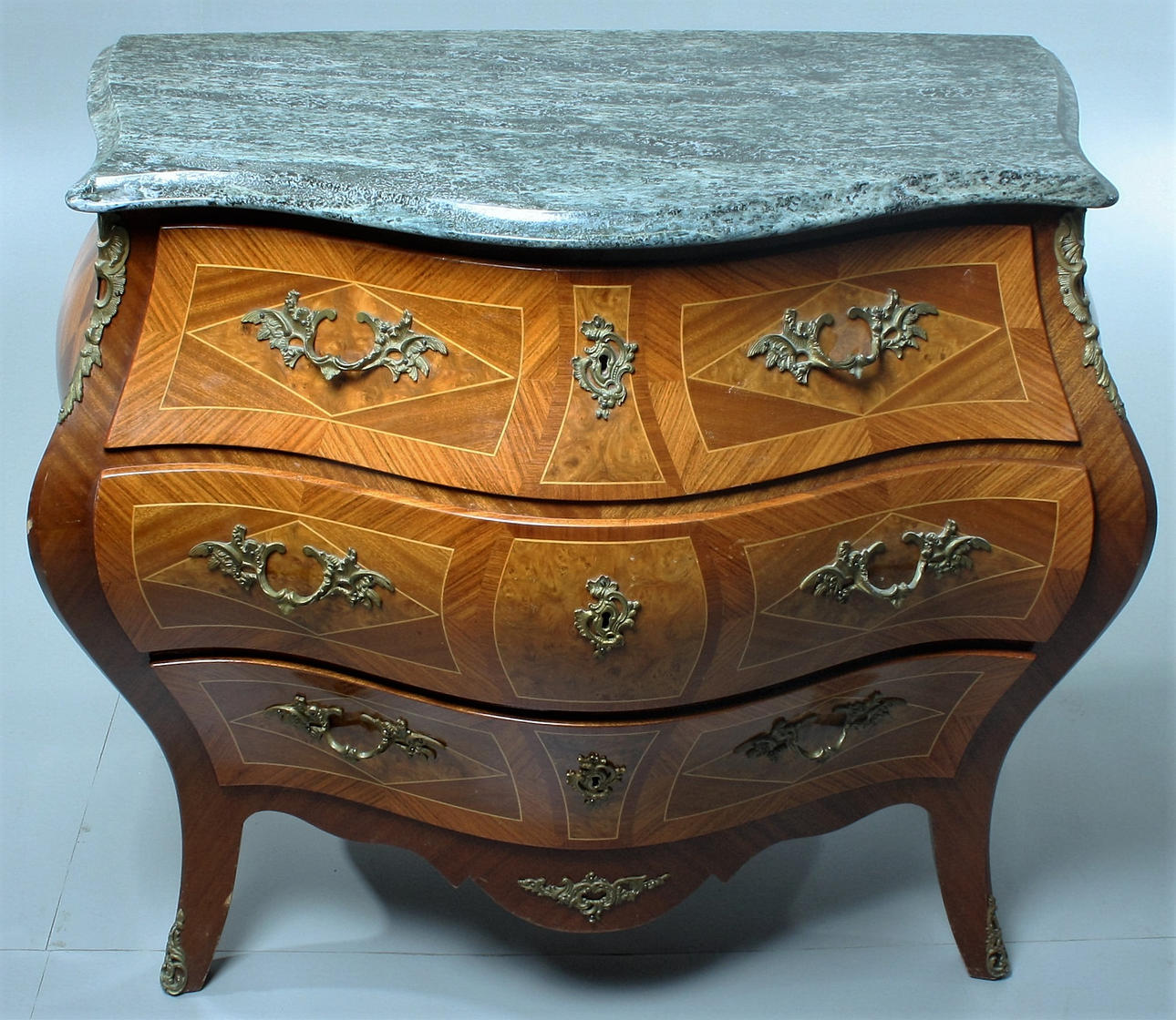 BYRÅ, rokokostil, med marmorskiva, 1900-tal.