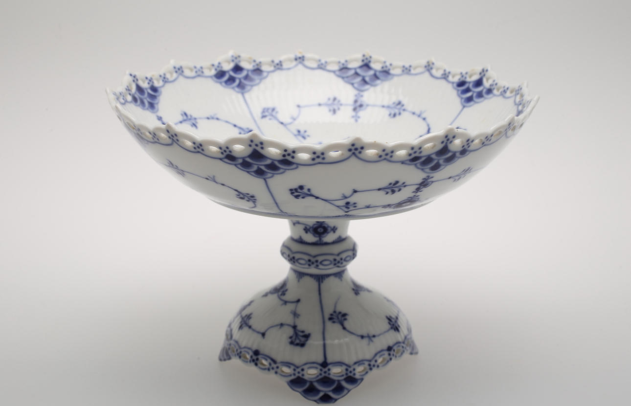 KAKFAT PÅ FOT, porslin, "Musselmalet" helblond, Kunglig Dansk.