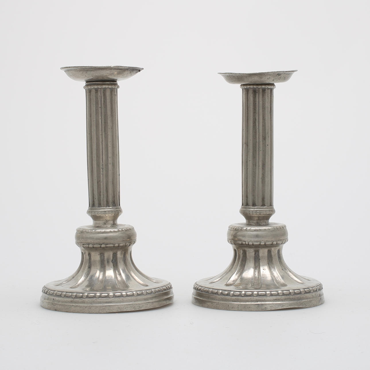 LJUSSTAKAR, ett par, tenn, gustavianska, Samuel Weygang, Stockholm, 1791.