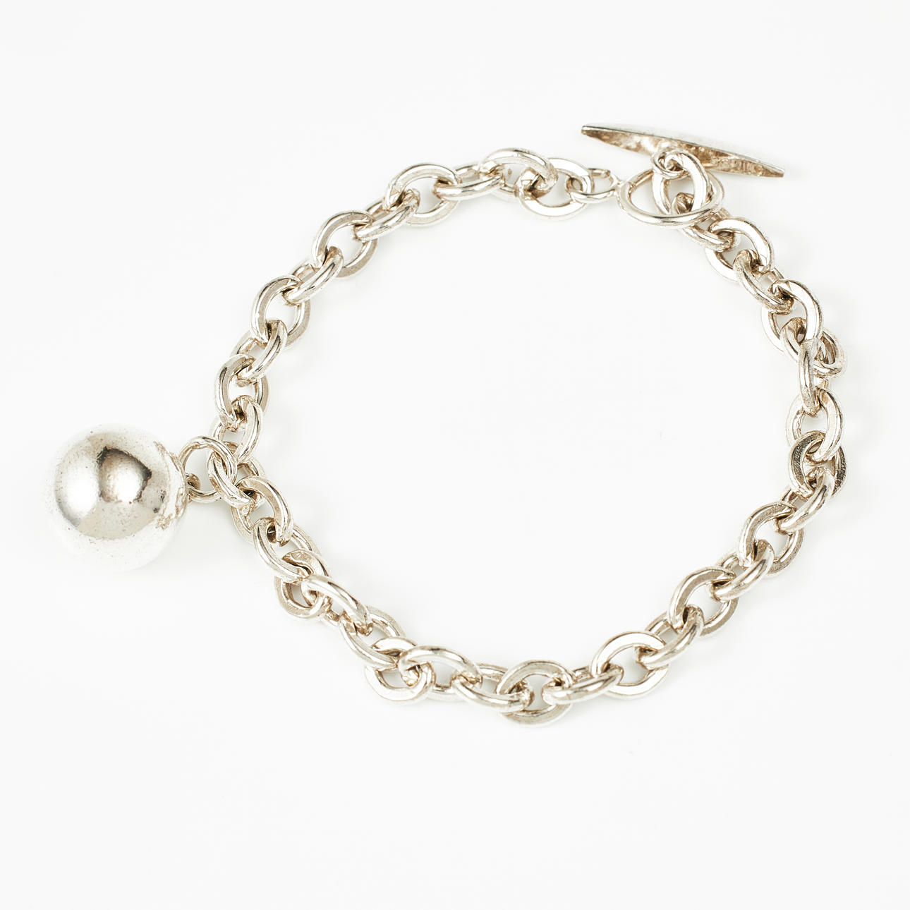 ARMBAND, sterlingsilver, ankarlänk med bollformad berlock, togglelås.