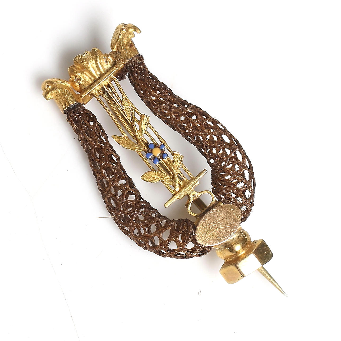 BROSCH, 18k guld, emalj och hårarbete, empire, sannolikt Gustaf Möllenborg, Stockholm, 1834. Bruttovikt ca 2 gram.