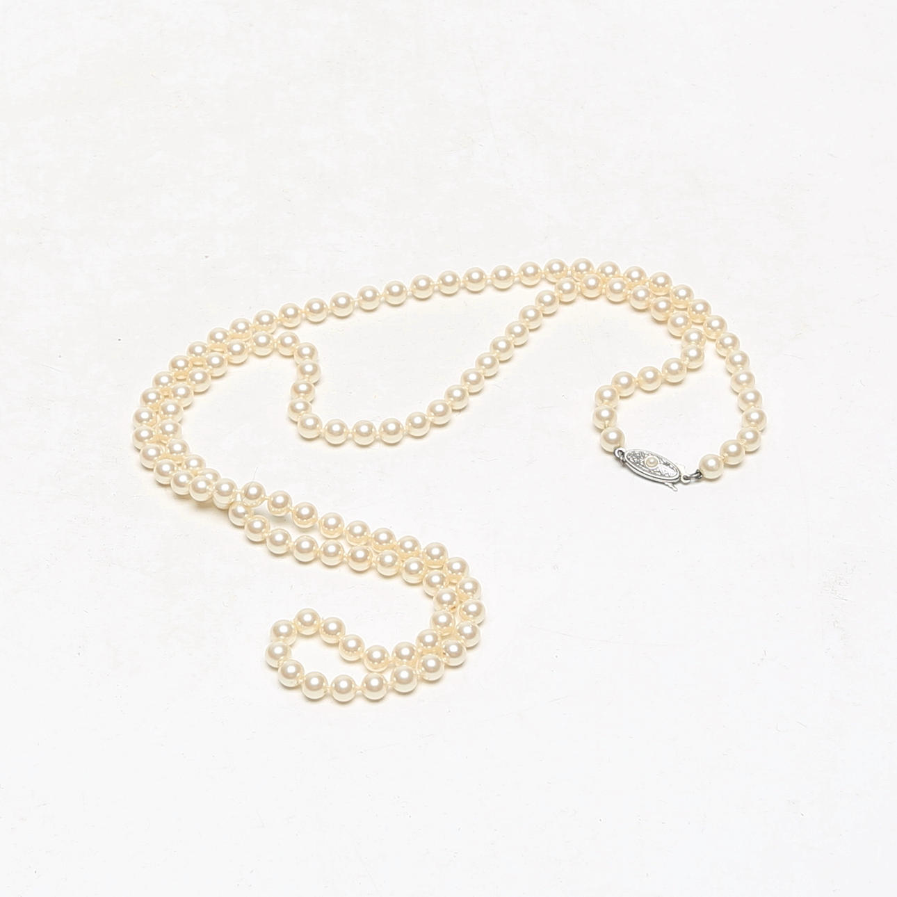 PÄRLHALSBAND, med silverlås.