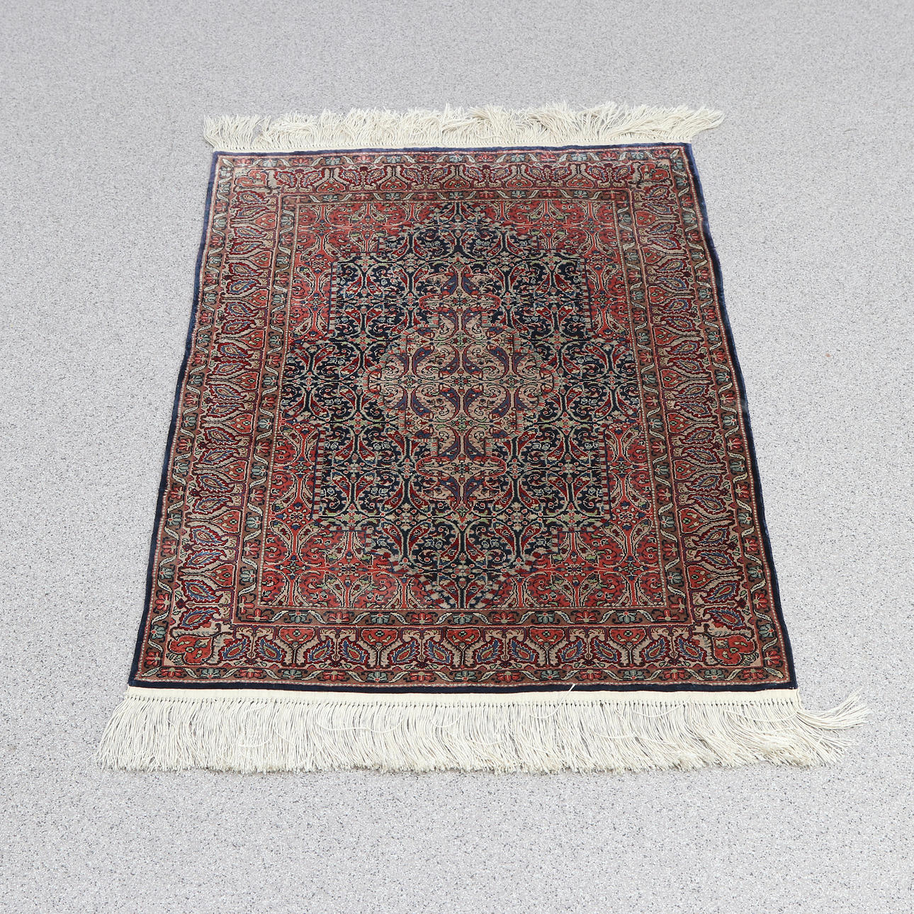 ORIENTTEPPICH. Seide auf Seidengarnen. Zweite Hälfte des 20. Jahrhunderts.