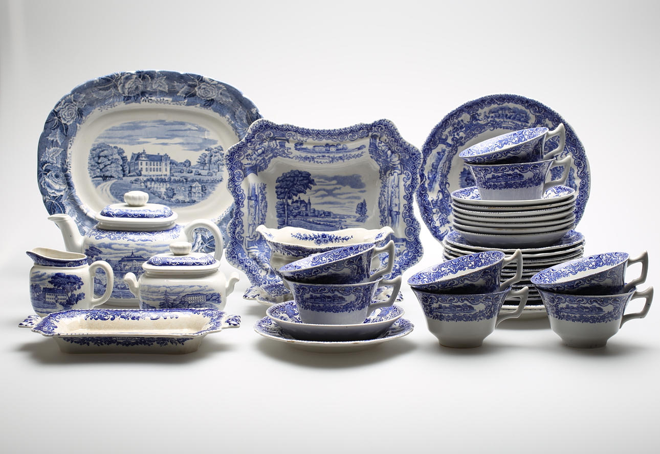 SERVISDELAR, 30 delar, flintgods, "Skånska Slott", Rörstrand, 1900-talets början.