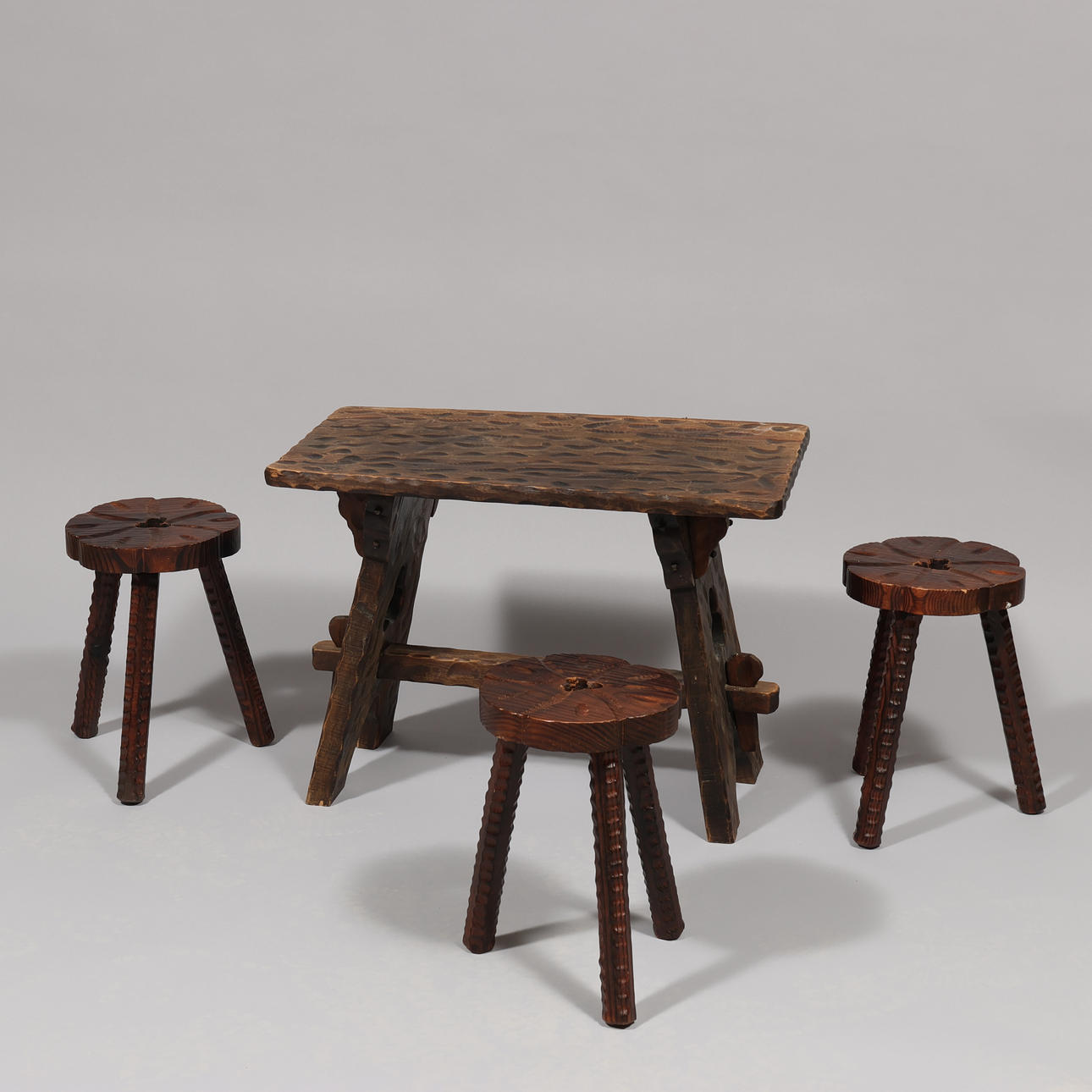 Soffbord med tre pallar, betsat trä (4).