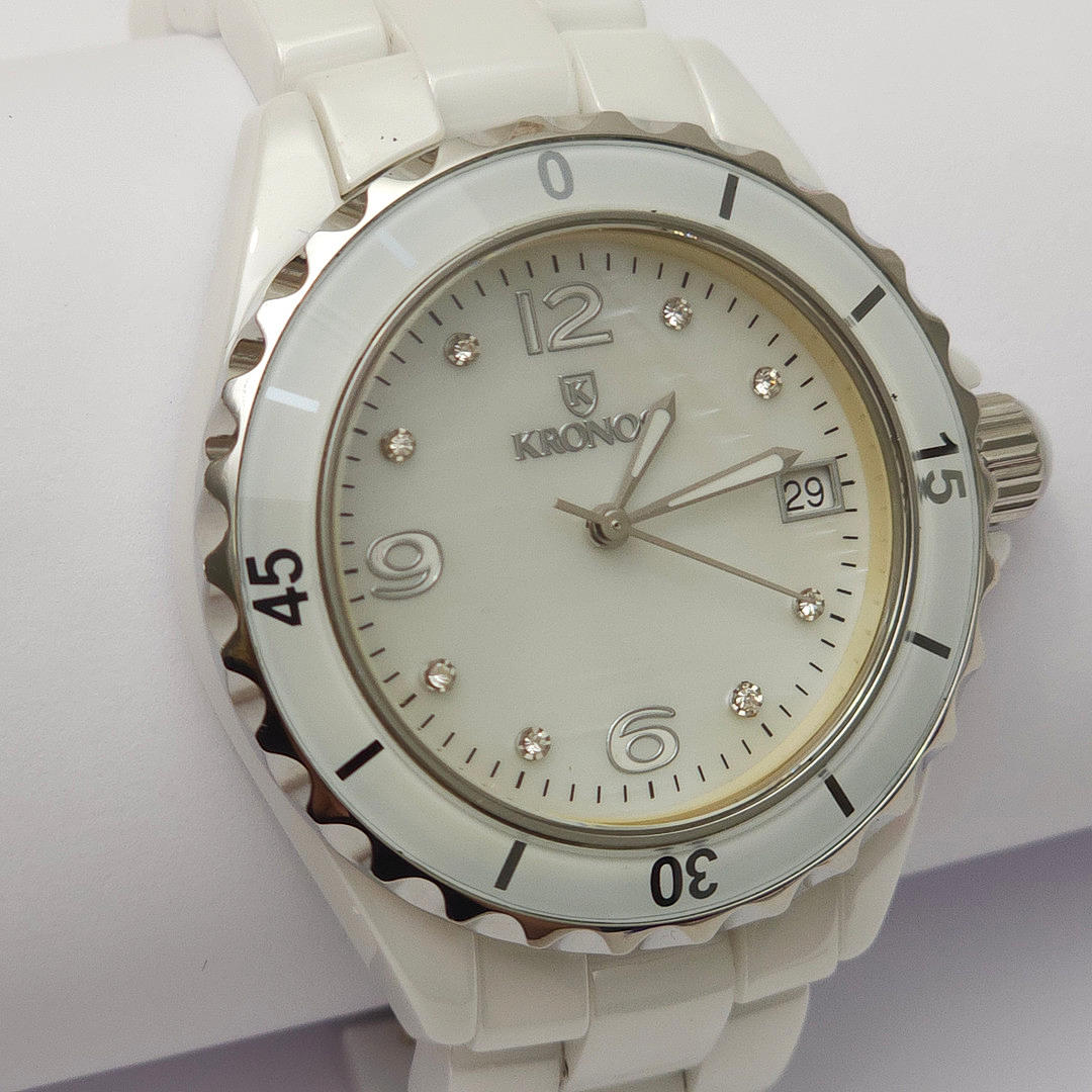 KRONOS KLOCKA I VIT KERAMIK MED URTAVLA KLOCKAN 3.