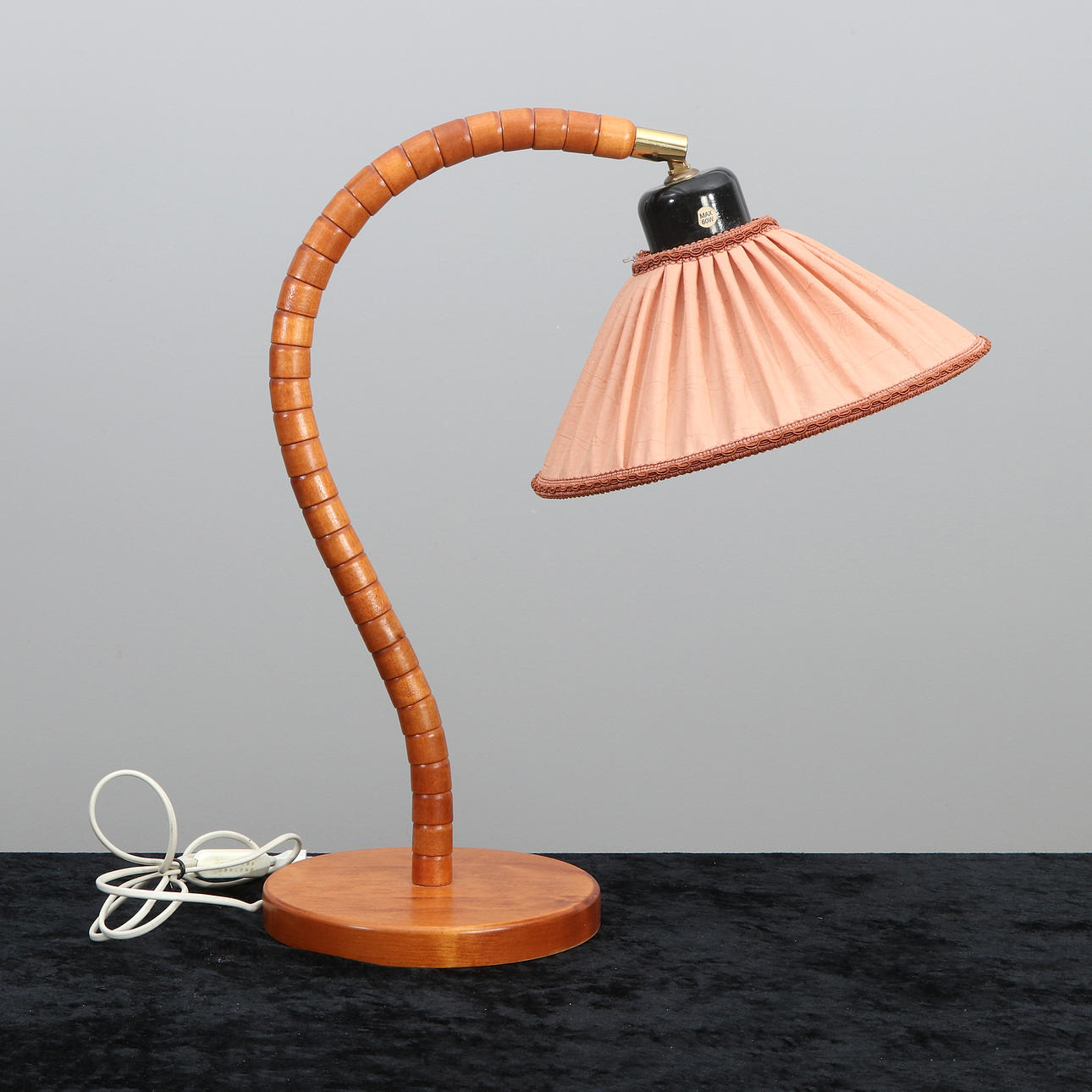 MARKSLÖJD. Bordslampa. Betsat trä. Samtida tillverkning.