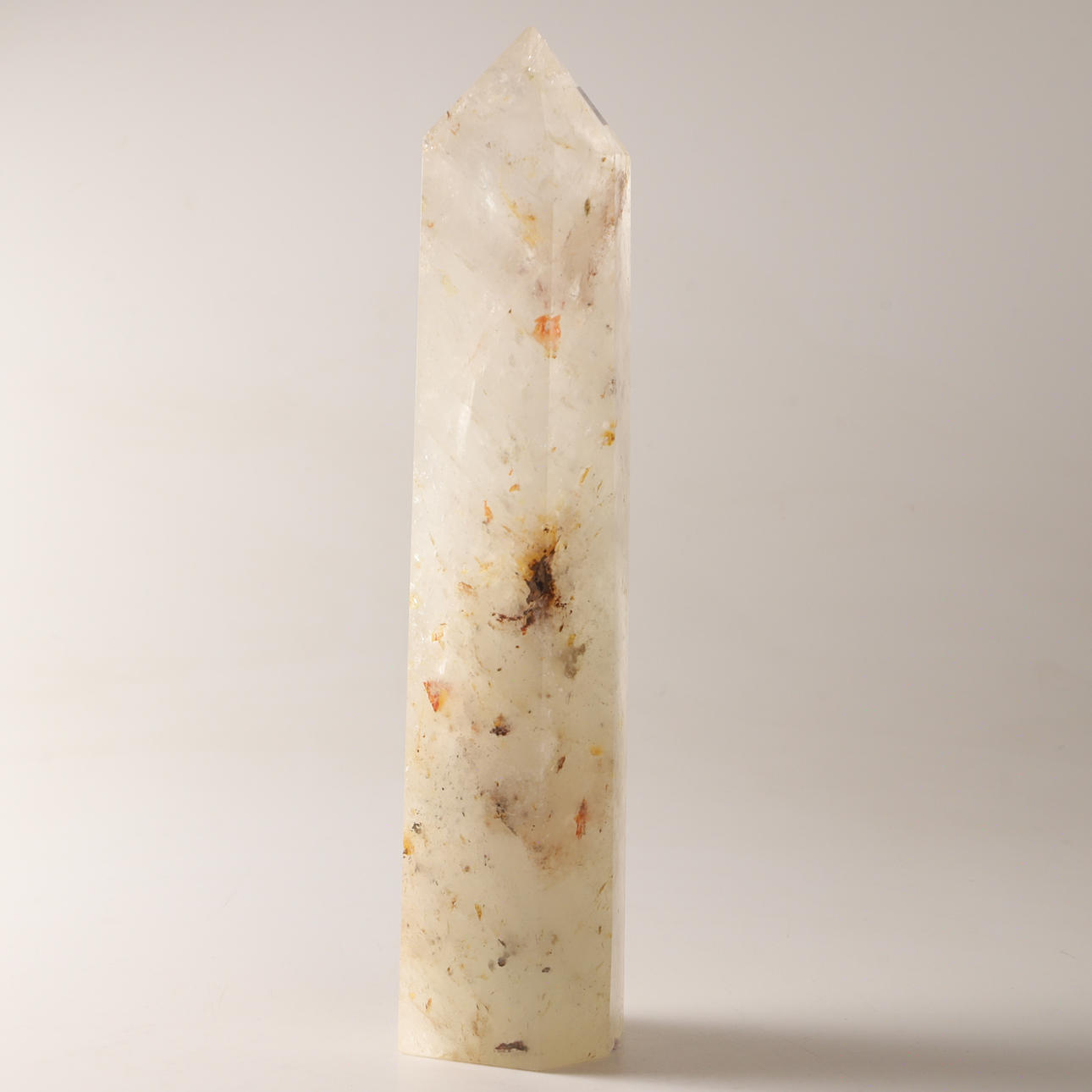 CRISTAL, obelisco, cristal de roca tallado.