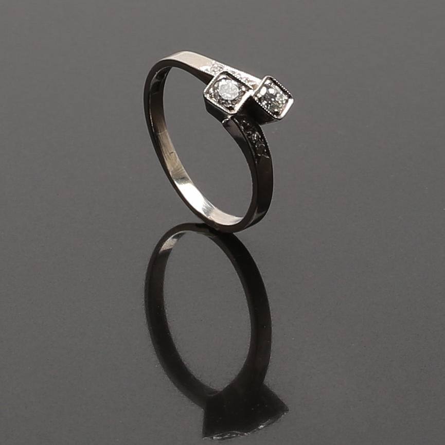 RING i vitguld besatt med briljanter tot 0,26 ct. Vikt 3,42 g.