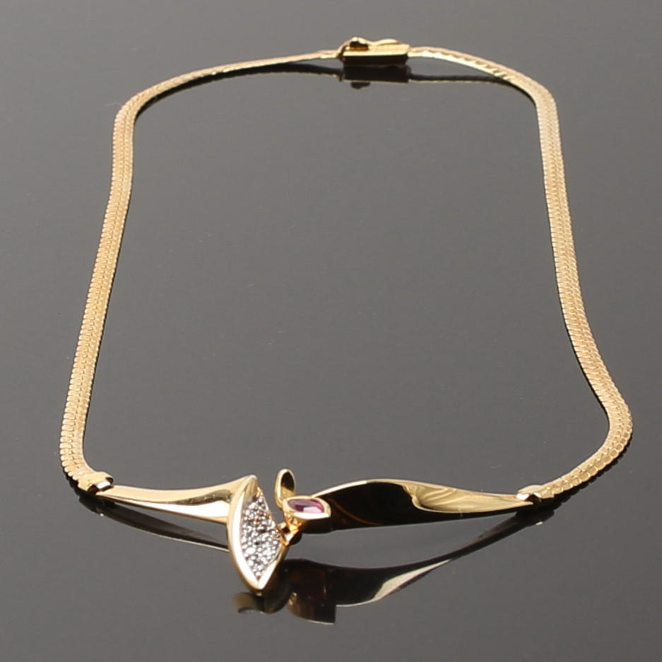 GULDCOLLIER 18 K med diamanter 0,13 ct och rubin. Vikt 15 g.