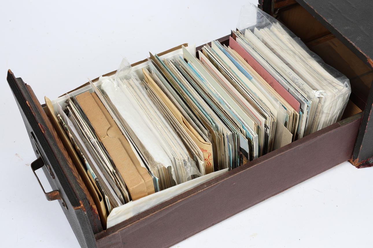 A LARGE COLLECTION OF EARLY TO MID 20TH CENTURY POSTCARDS (QTY ...