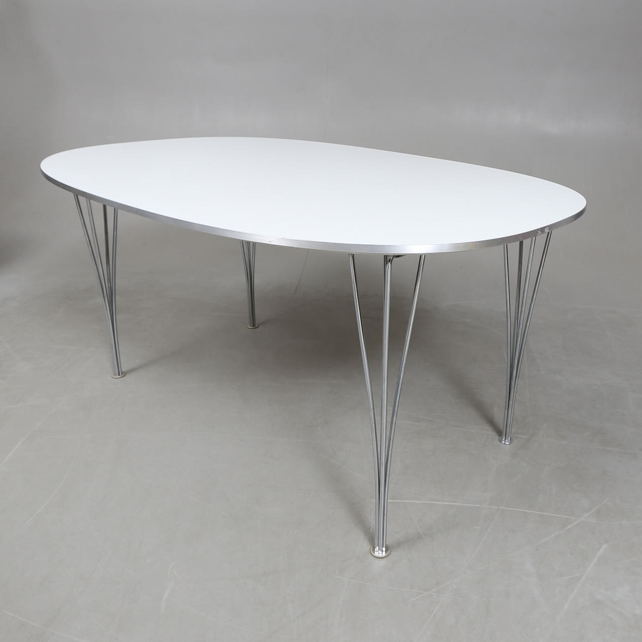 BRUNO MATHSSON/PIET HEIN, una mesa «superelipse».