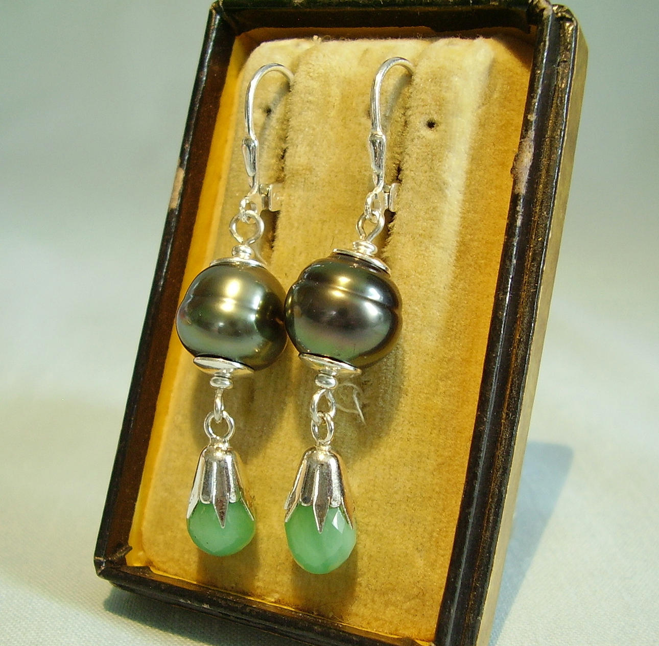 ÖRHÄNGEN TAHITISKA PÄRLOR OCH KRYSOPRAS SÄLLSYNTA.