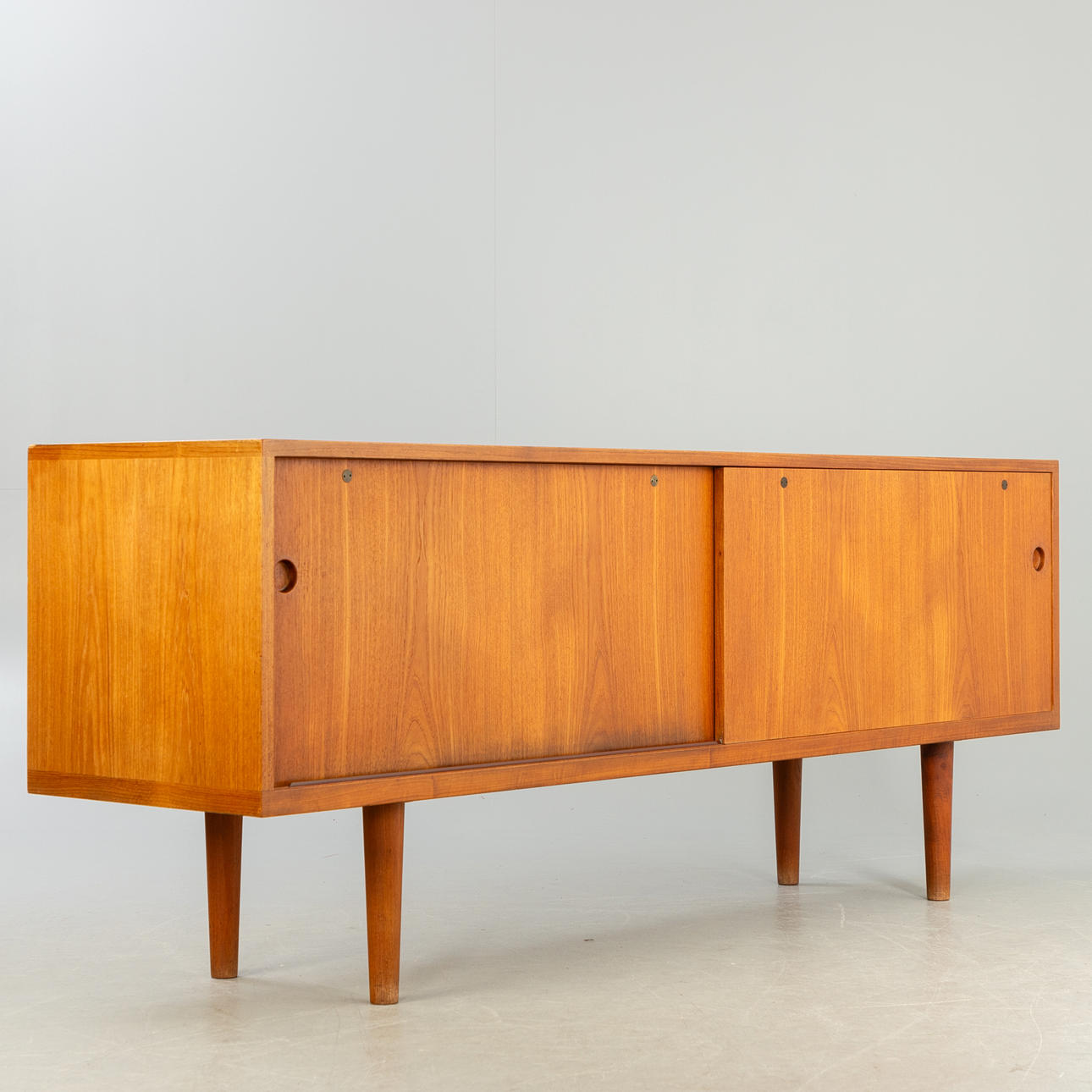 HANS J. WEGNER. Teak skænk model RY-26 til Ry Møbler.