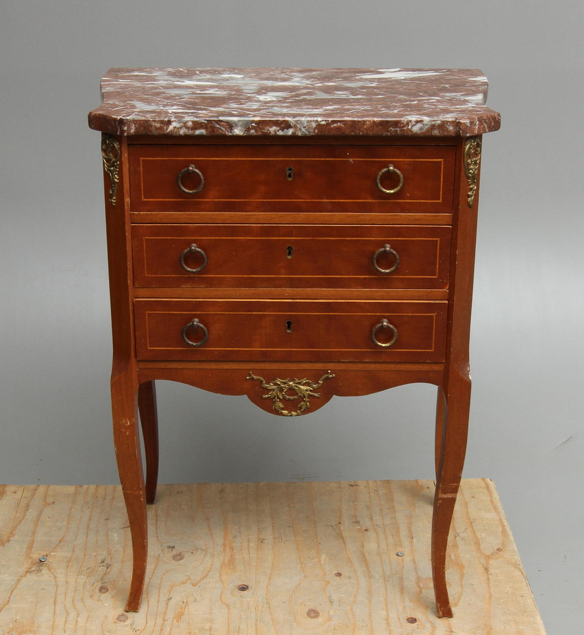 BYRÅ, med stenskvia, Louis XVI, 1900-tal.