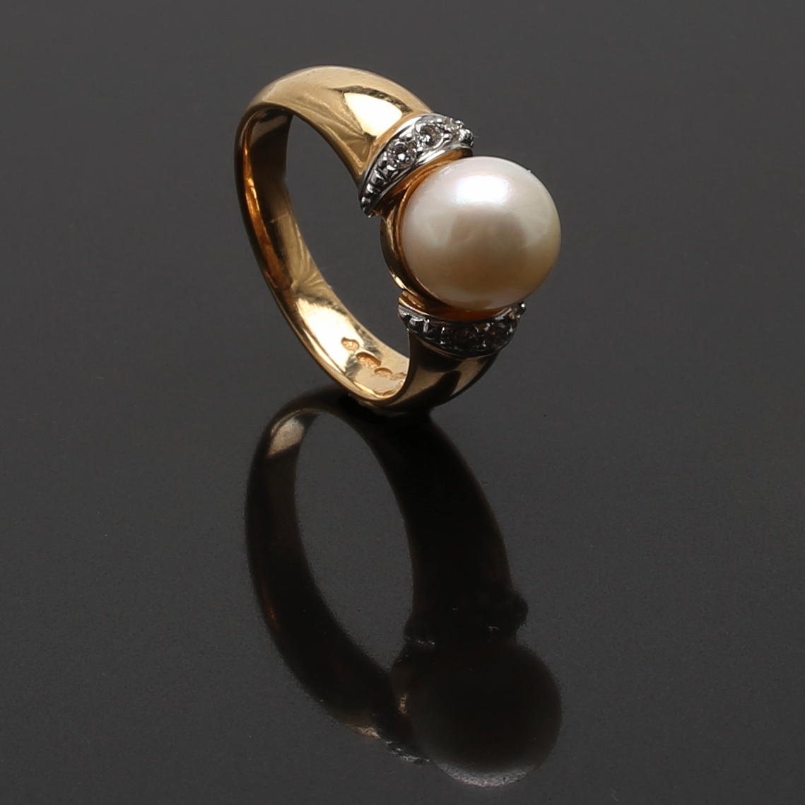 RING i 18 K guld med pärla och diamanter. 6,93 g.