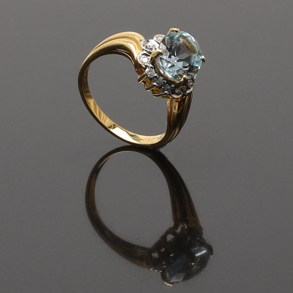 RING, 18 K rödguld med topas samt mindre diamanter 0,18 ct. totalvikt 5,55 g.