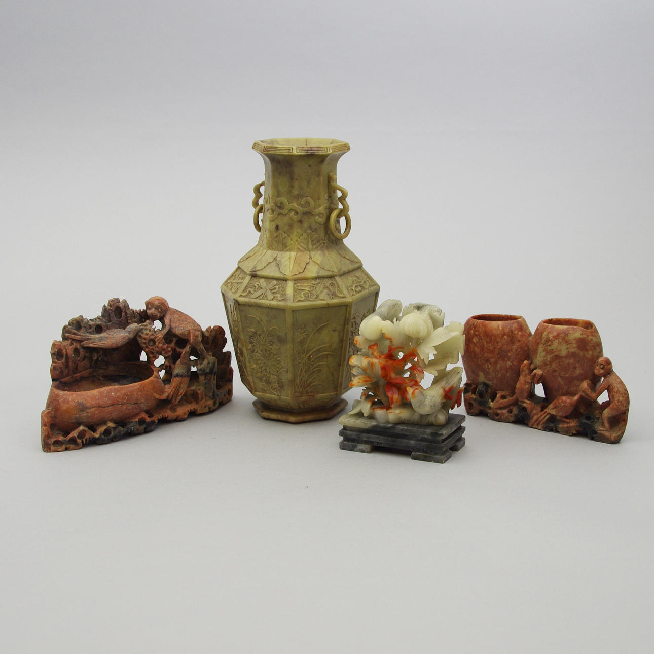 VASER SAMT SKULPTUR, Kina, bl.a. soapstone, 1900-tal.