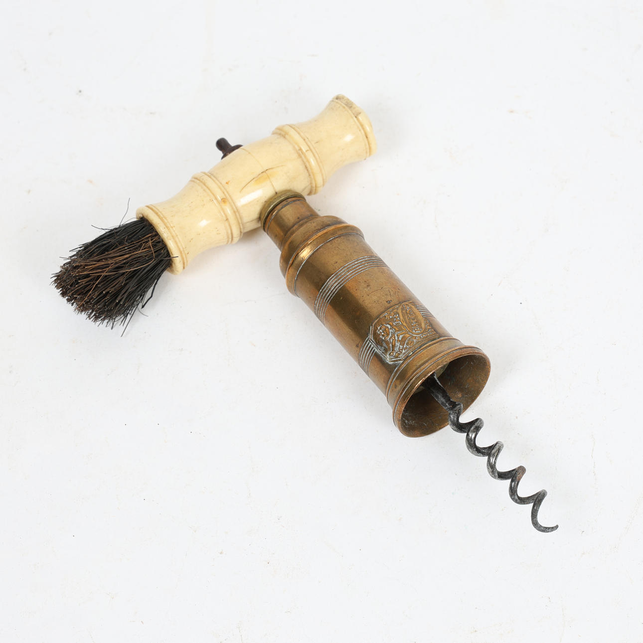 UN SACACORCHOS DE DOBLE ACCIÓN TIPO THOMASON.