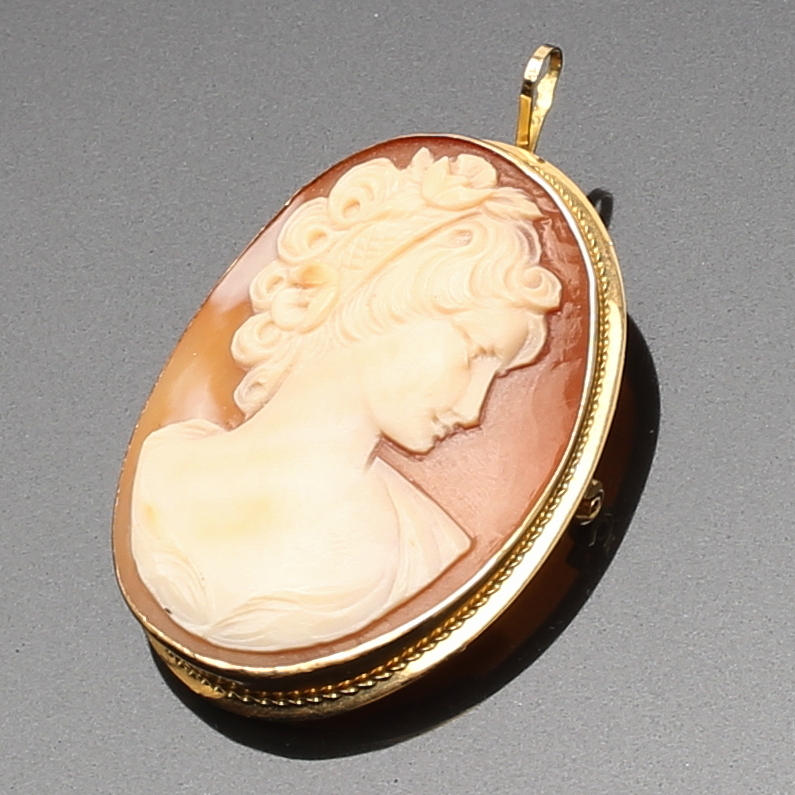 BROSCH/HÄNGE i 18 K rödguld och snäckskalscamé. Vikt 7,33 g.