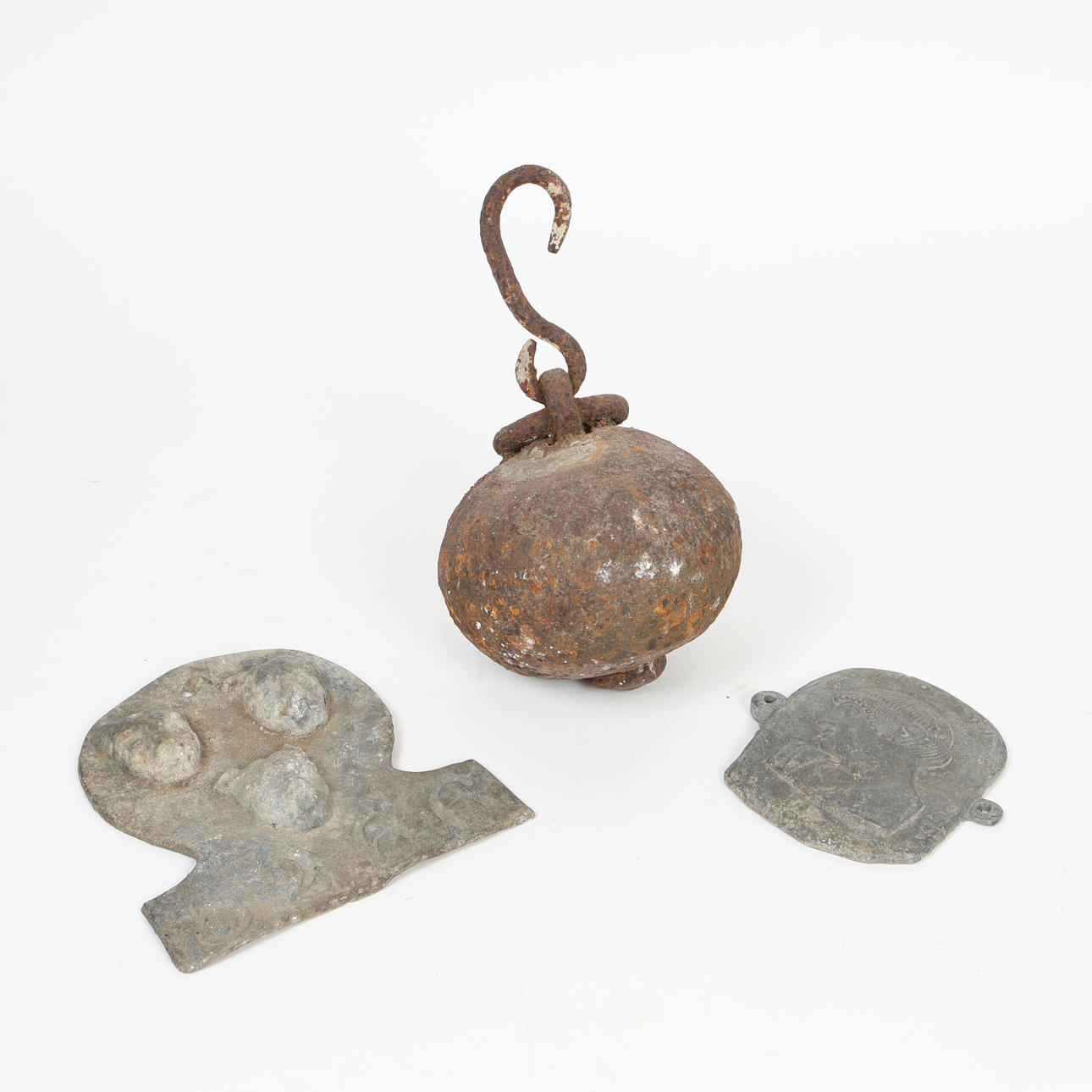 TVÅ BLYPLATTOR OCH EN JÄRNVIKT (3).