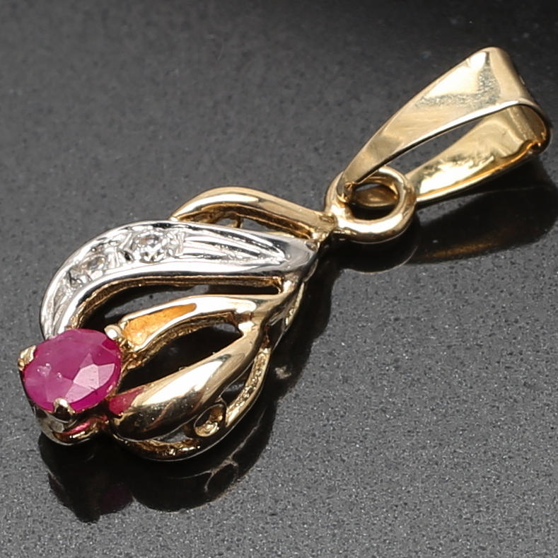 HÄNGE 18 K guld med rubin och cubic zirkon. Vikt 0,70 g.