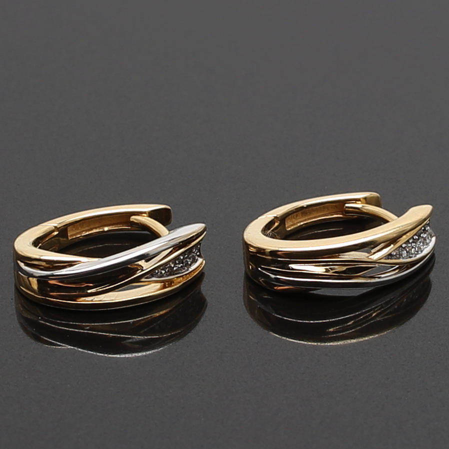 ÖRHÄNGEN i 18 K rödguld med diamant 0,04 ct. Vikt 3,57 g.