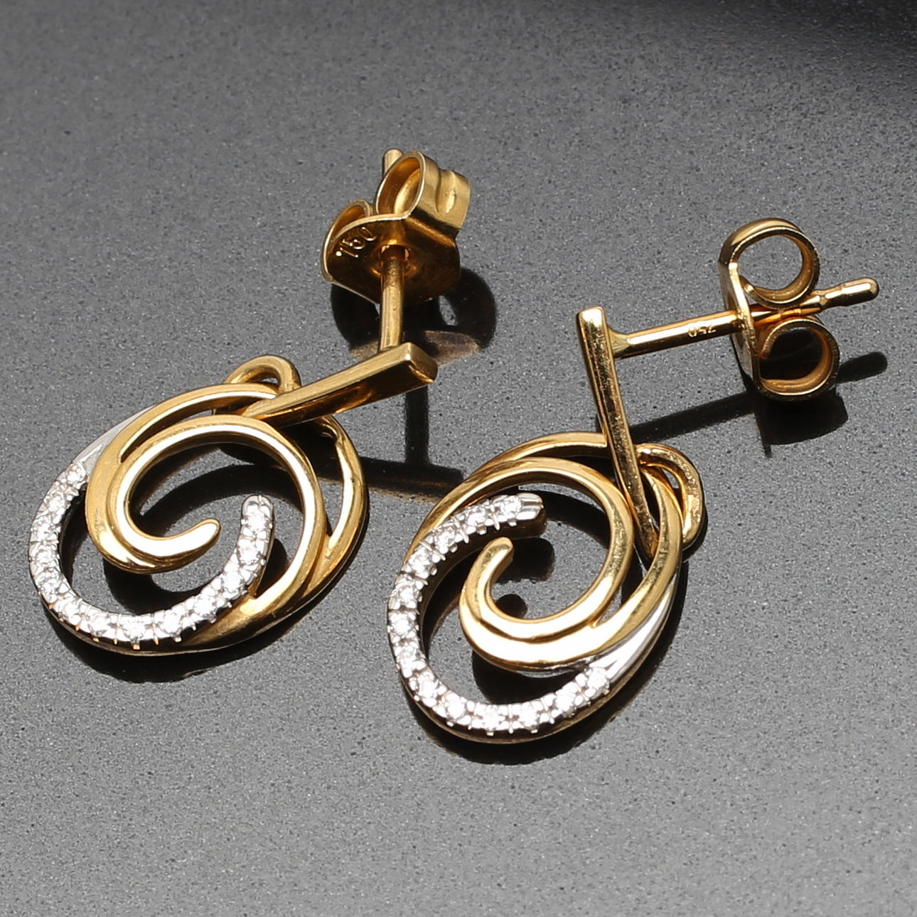 ÖRHÄNGEN i 18 K rödguld med diamant 0,10 ct. Vikt 2,87 g.