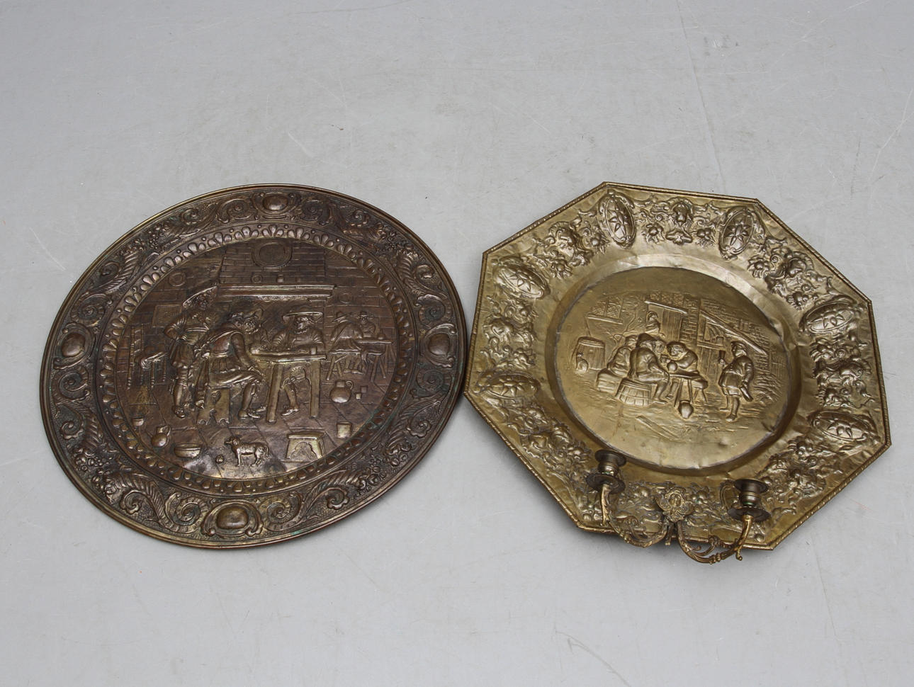 VÄGGPLÅTAR, 2 st, metall, varav en med ljushållare.