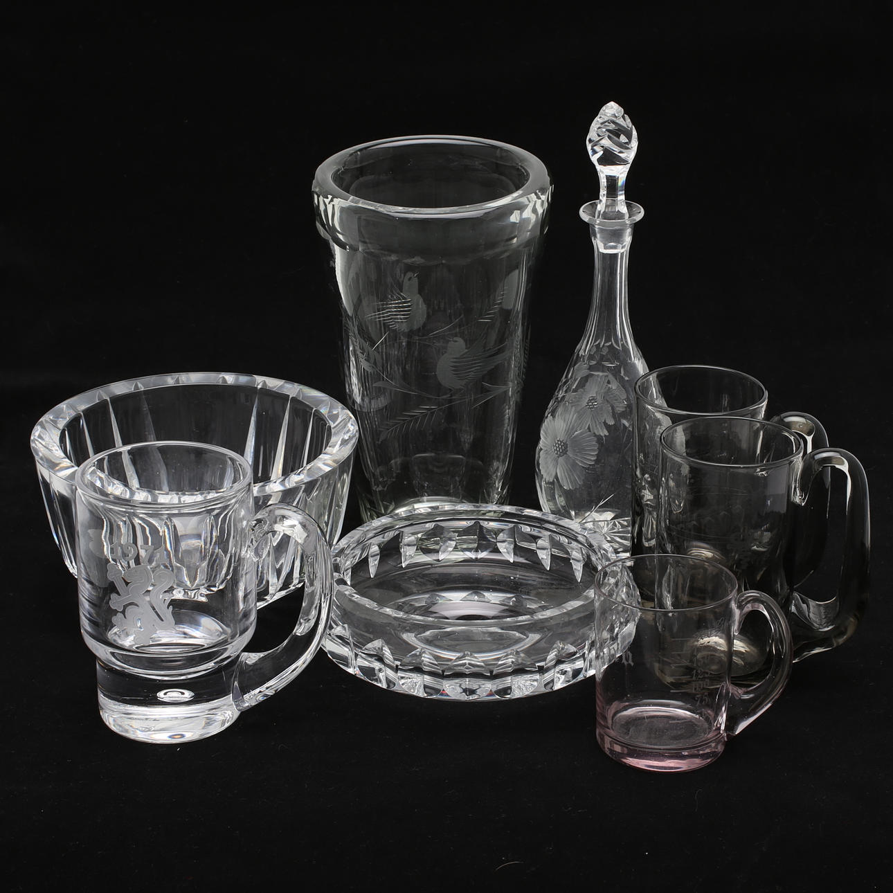 GLASFÖREMÅL, 8 st, bl.a sejdel Vicke Lindstrand Kosta signerad.