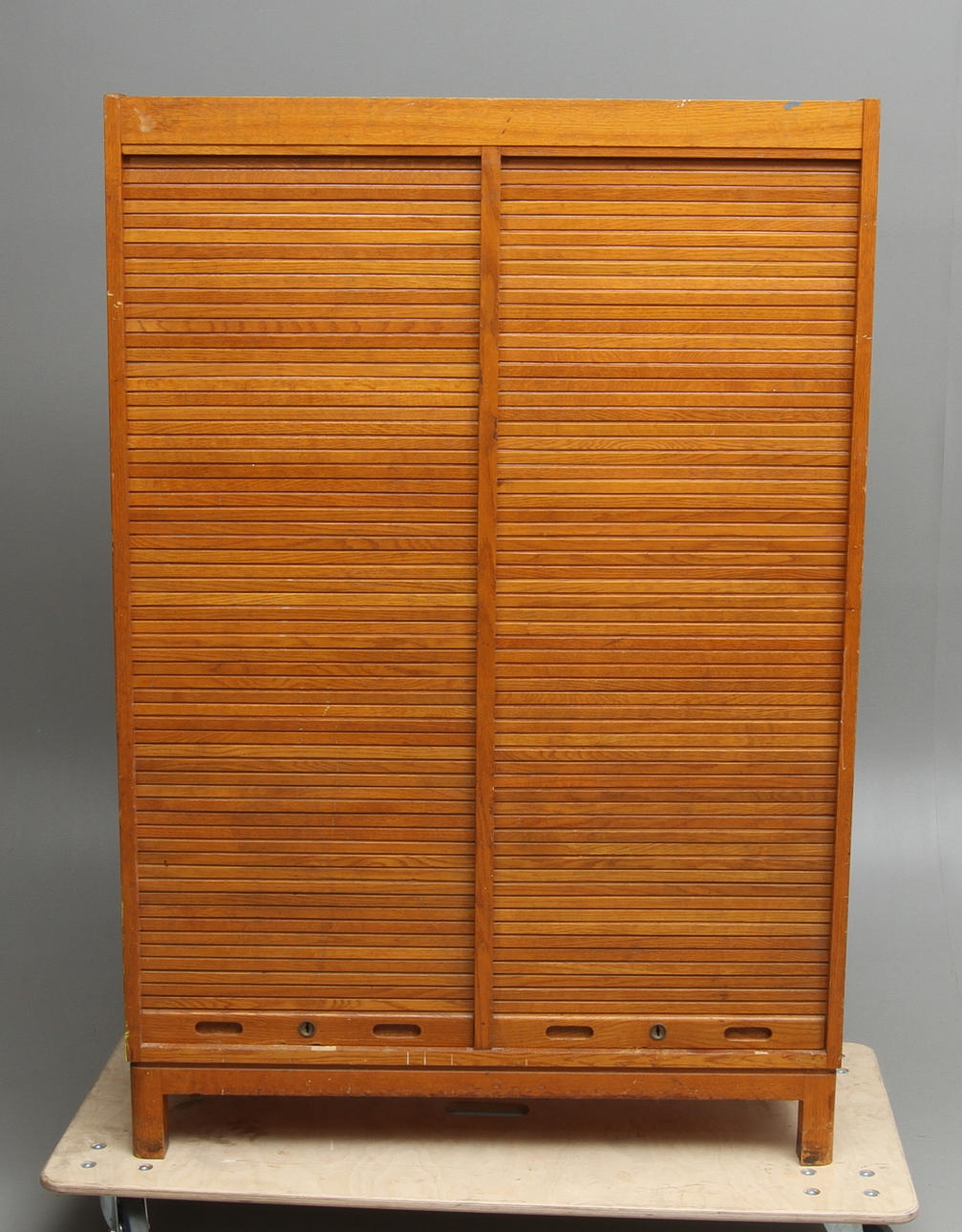 ARKIVSKÅP, med jalusidörrar, 1900-tal.
