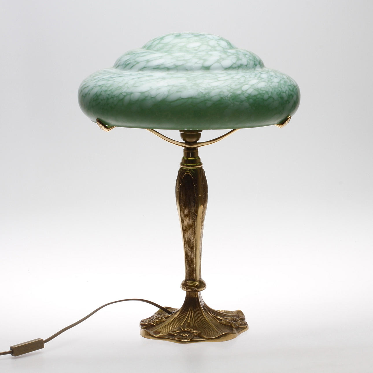 BORDSLAMPA, jugendstil, mässing, Gamla Stans Lampverkstad, 1900-talets andra hälft.