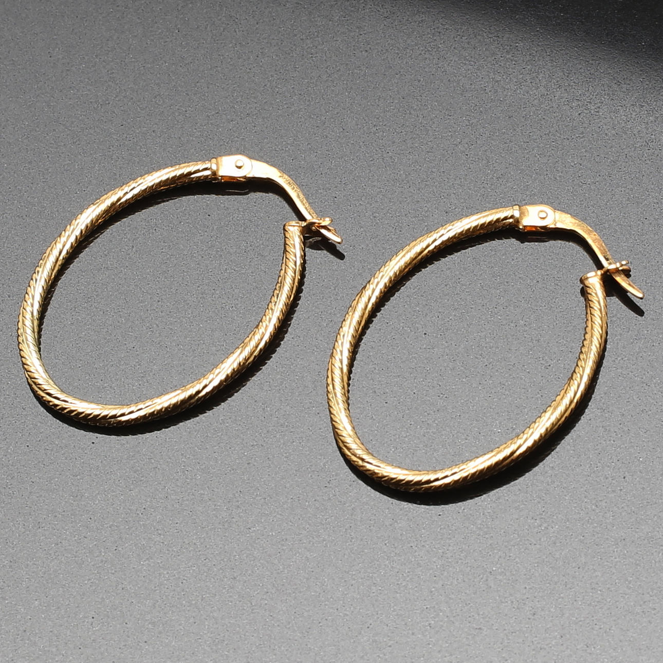 ÖRHÄNGEN i 18 K rödguld. 1,49 g.