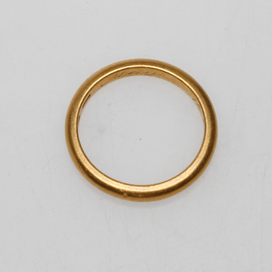 RING, 23k, guld, vikt ca. 8,0 gram.