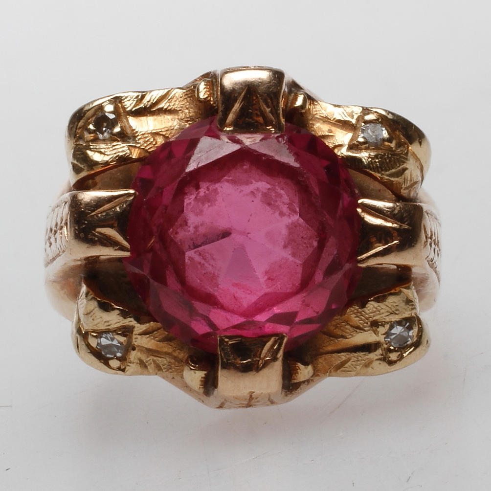 RING, 18k, guld med stor röd sten samt 4 små diamanter, total vikt ca. 12,5 gram.