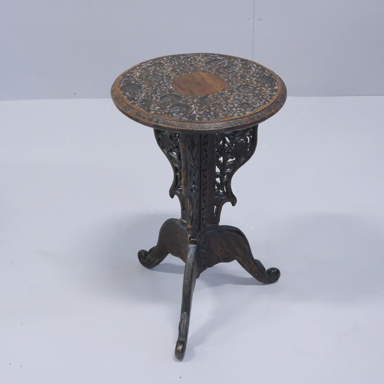 KUKKAPÖYTÄ, LEIKATTU SISUSTUS.