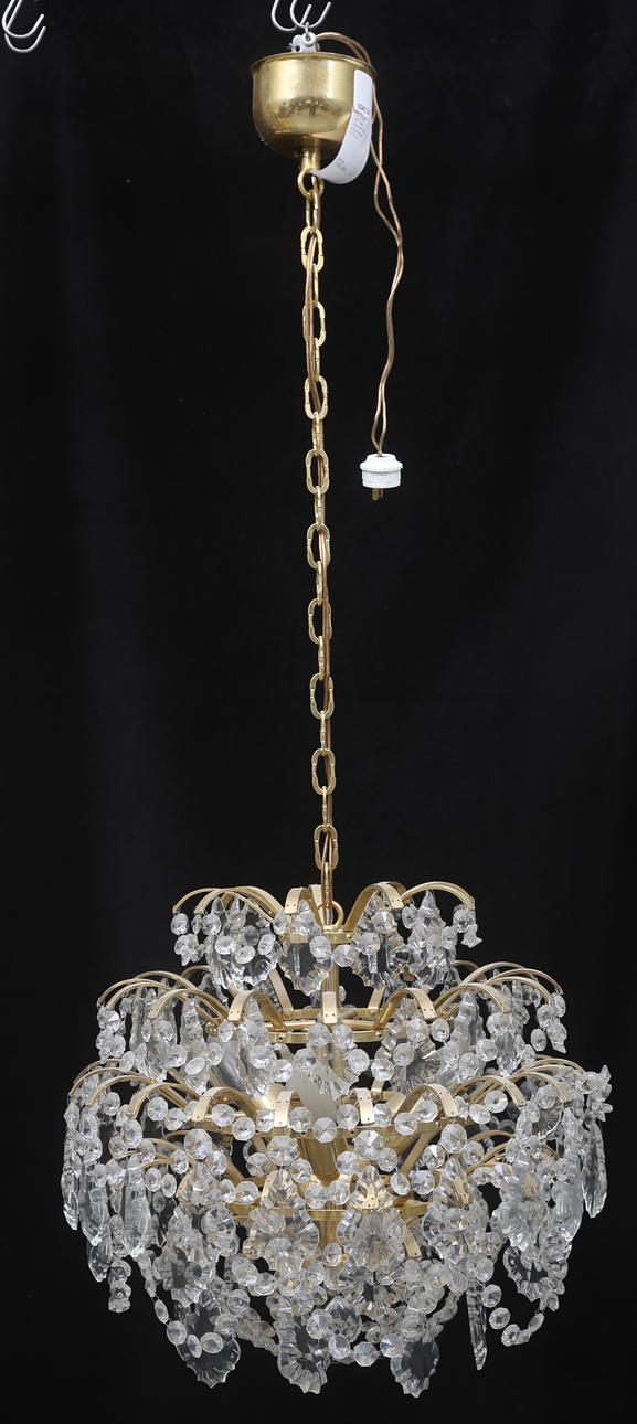 TAKLAMPA, 1900-talets andra hälft, höjd exklusive kedja ca. 32 cm.