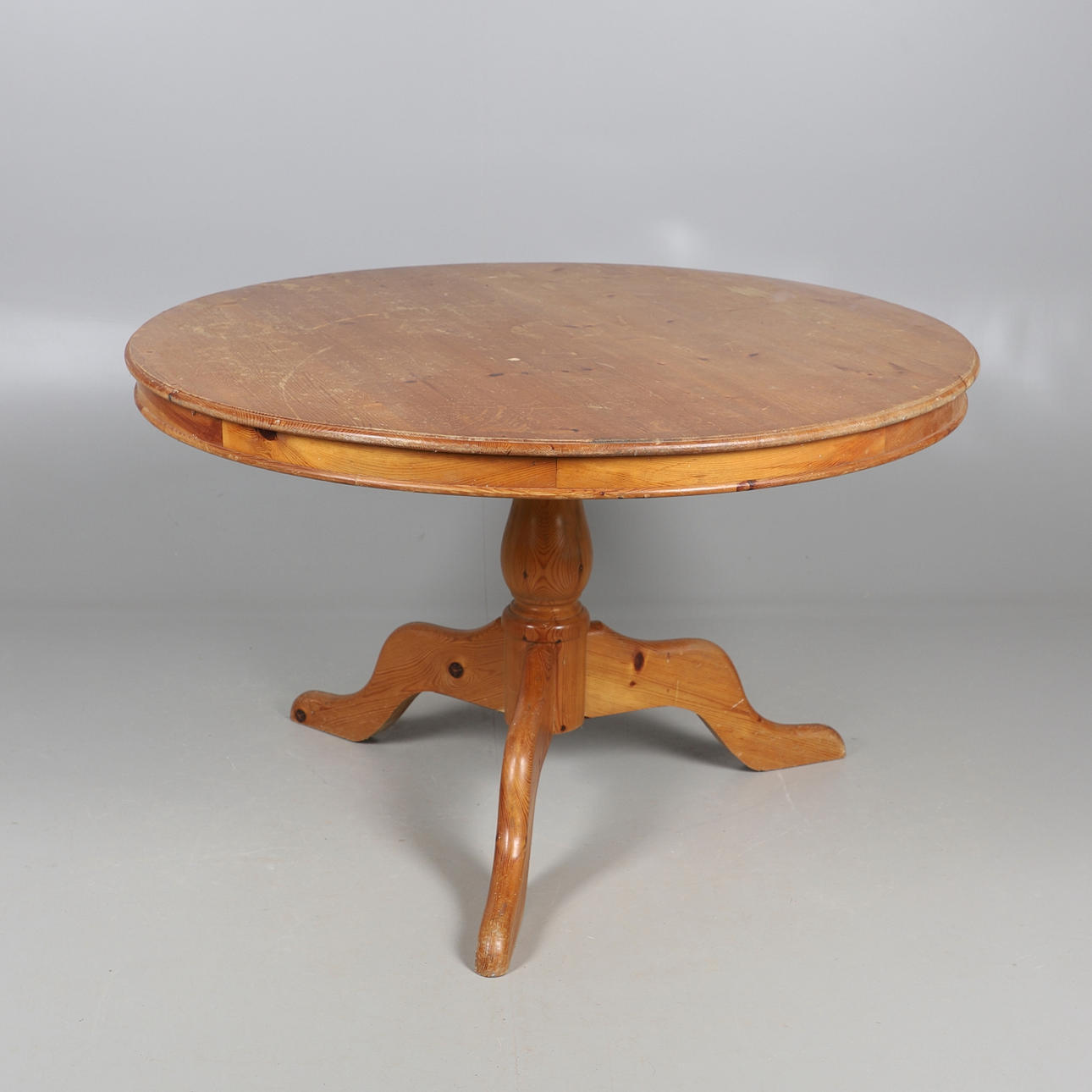 MÄNTY PYÖREÄ AAMIAISPÖYTÄ.