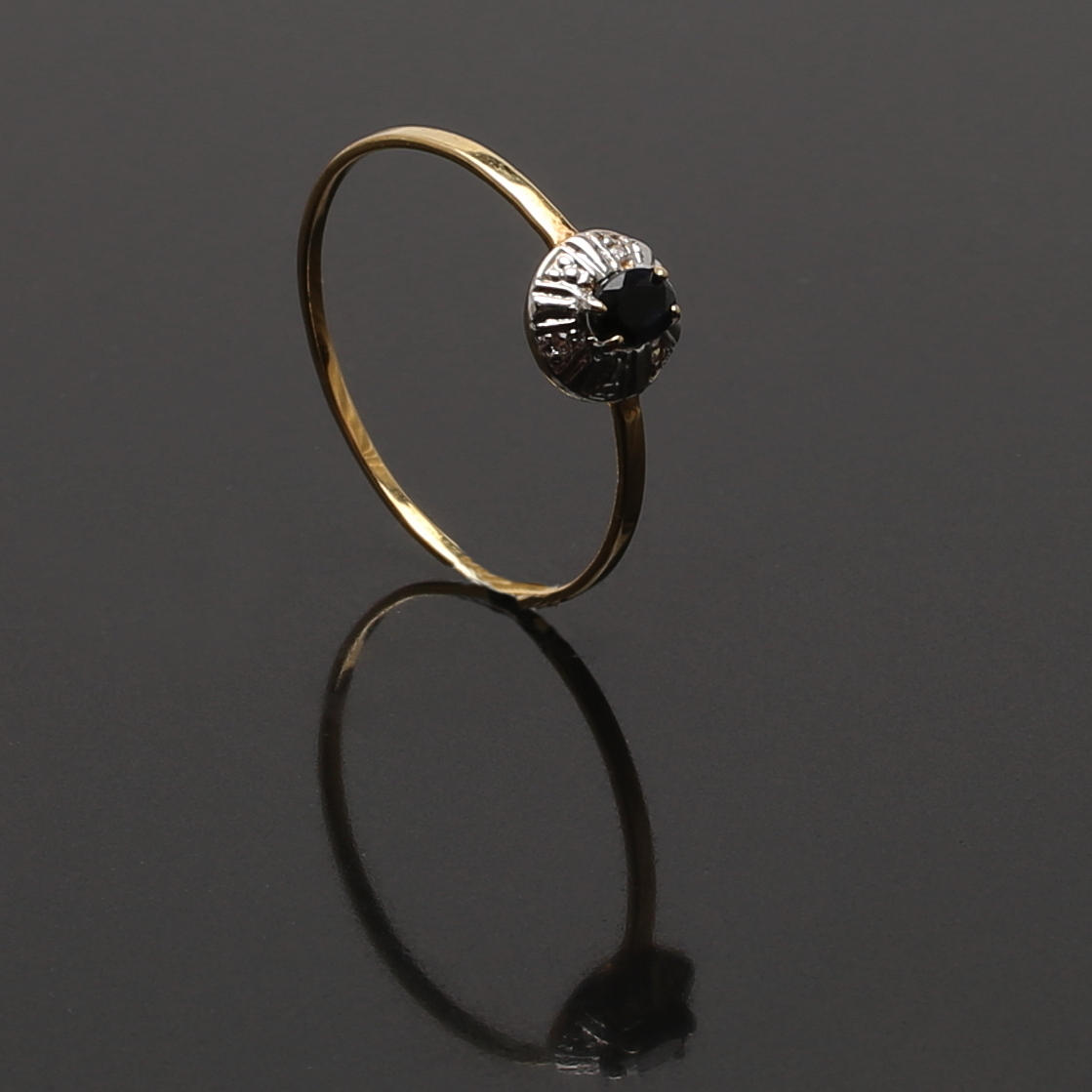 RING 18 K rödguld besatt med diamanter och safir. 1,05 g.