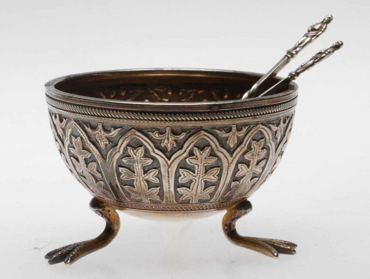 SALTKAR, silver, Robert Harper, London 1874 samt SALTSKEDAR, ett par, silver, England.