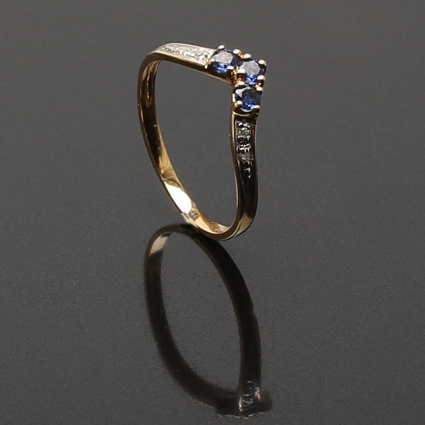 RING, 18 K rödguld med diamanter och safirer. Vikt 1,28 g.
