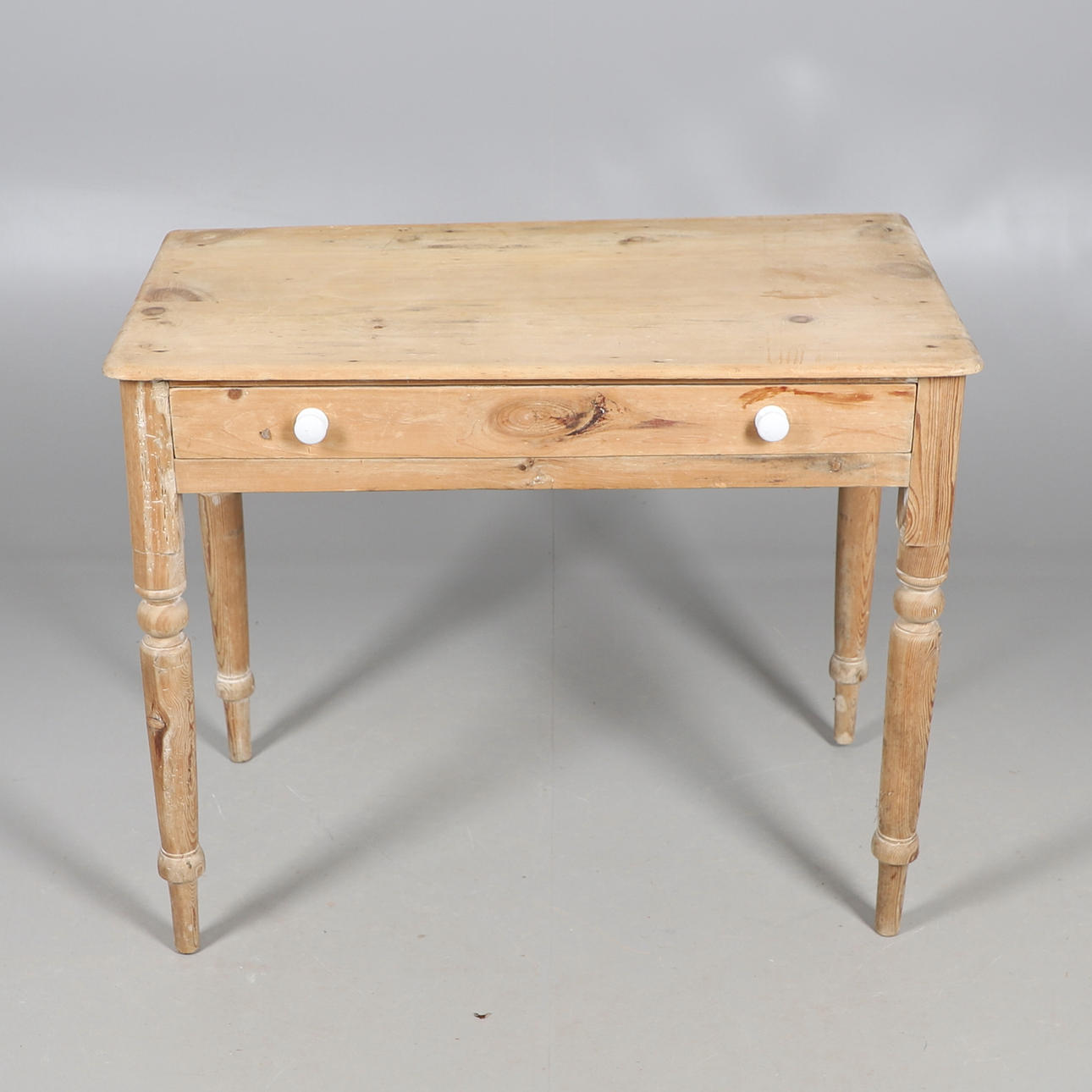 A STRIPPED PINE SINGLE DRAWER SIDE TABLE.